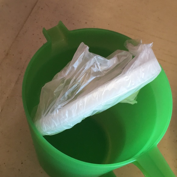Tupperware pitcher - Picture 2 of 3